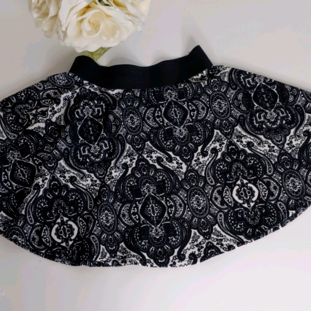 Heart + Arrow Skirt Black and White Size L